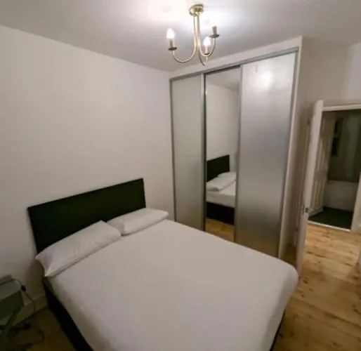 Cozy 2 Beds Brentwood Flat