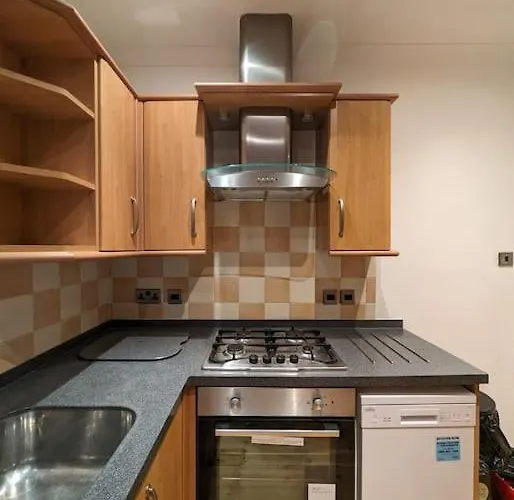 Cozy 2 Beds Brentwood Flat