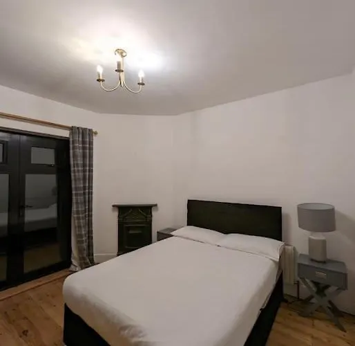 Cozy 2 Beds Brentwood Flat
